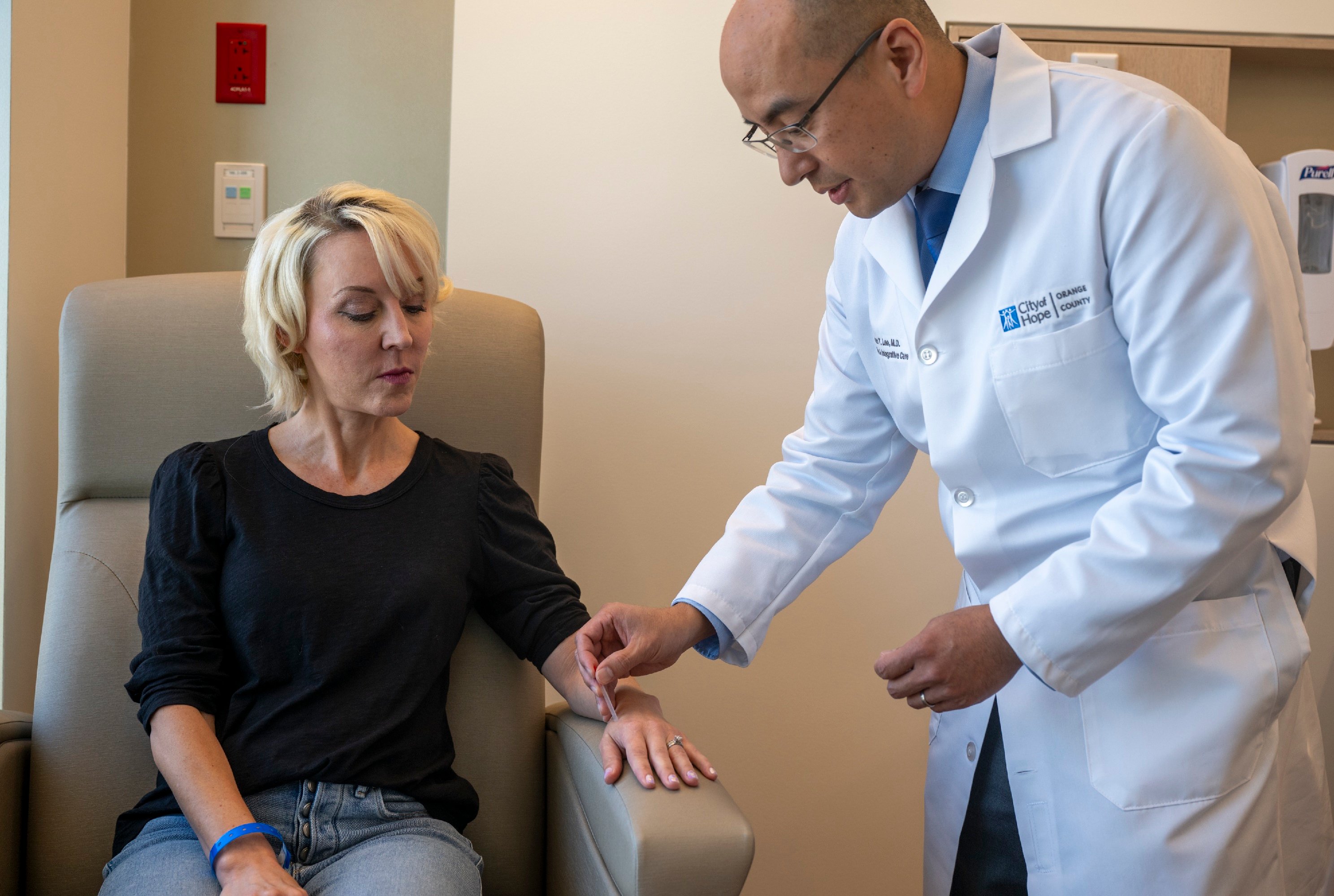 Richard Lee MD treats a patient with Acupuncture